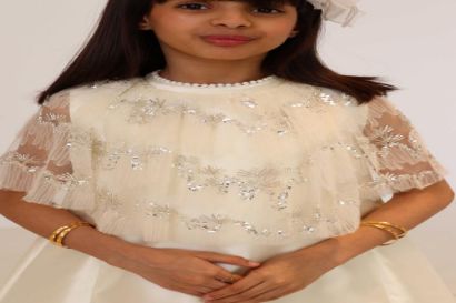 صورة فستان سهرة بيجمع التل والترتر على الاكتاف والصدر